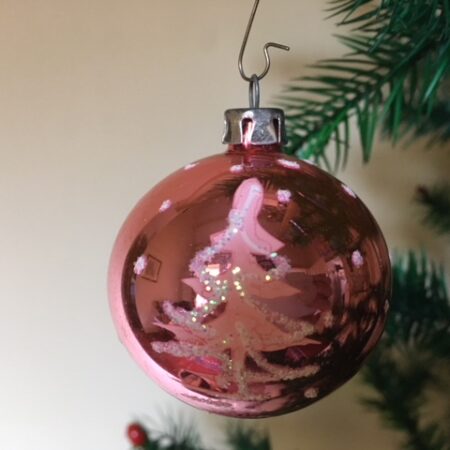 Oude kerstbal van dun geblazen glas in roze met kerstboom decoratie midden 1900
