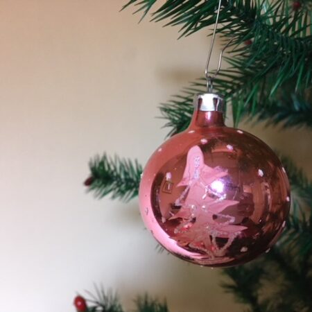 Oude roze kerstbal van dun geblazen glas met decoratie van een kerstboom midden 1900