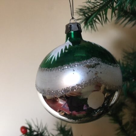 Oude antieke kerstbal van dun geblazen glas midden  1900 in zilver, wit en groen
