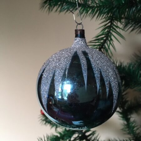 Staal blauwe kerstbal van dun geblazen glas uit de jaren 1950
