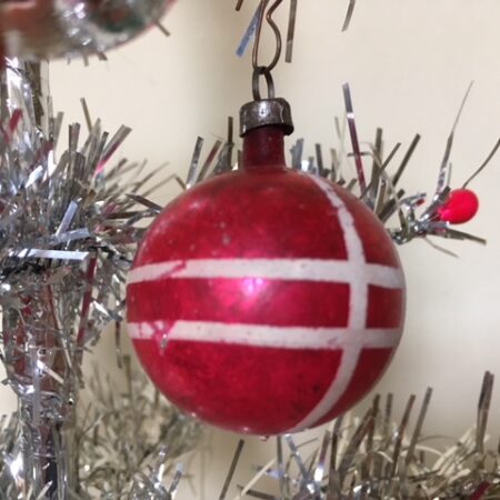 Piepkleine kerstbal beschilderd met gelatineverf voor feathertree of tinselboompje voor 1900