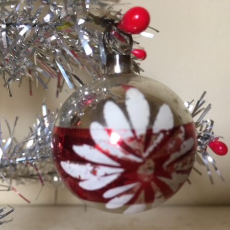 Oude retro kerstbal van dun glas in zilver, rood en wit voor feathertree of tinselboom