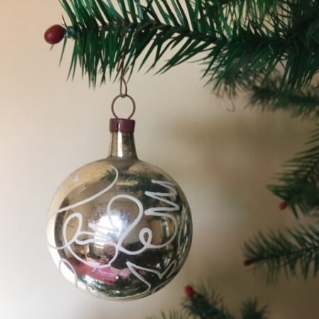 Oude antieke ronde zilveren kerstbal met slinger decoratie midden 1900