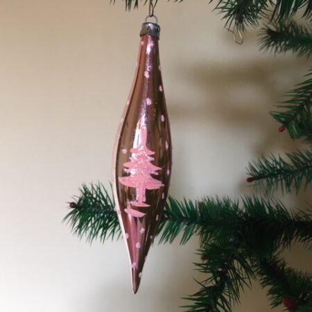 Oude pegel kerstbal van dun geblazen glas in glanzend roze met kerstboom midden 1900