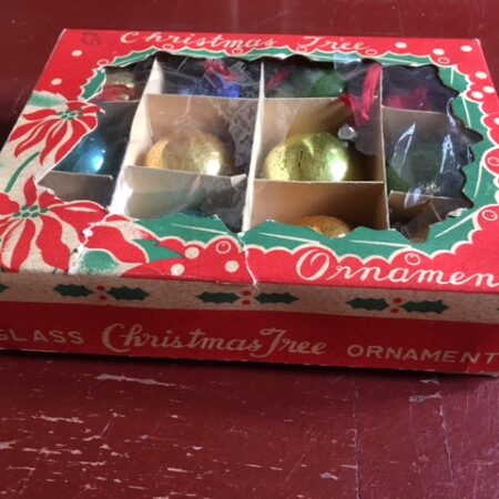 Doosje antieke gekleurde kerstballetjes van glas voor feathertree of tinselboom jaren 1910