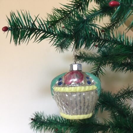 Antieke grote oude kerstbal een fruitmand van dun geblazen gepatineerd glas begin 1900