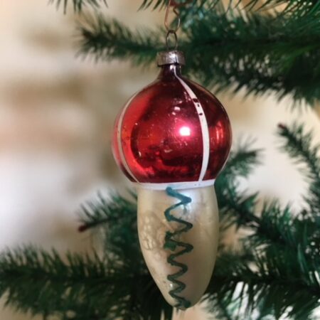 Antieke oude kerstbal van dun glas een ijsje of tol in zilver en rood eerste helft 1900