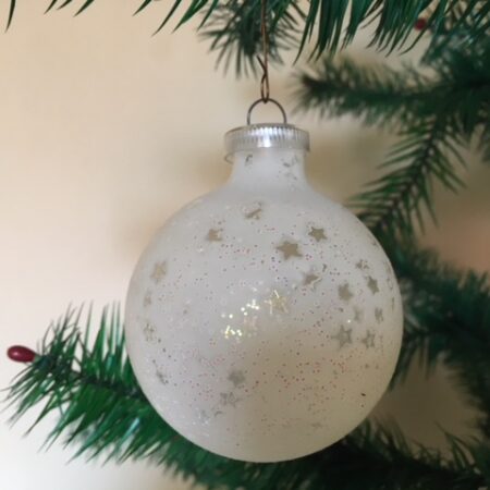 Oude antieke kerstbal van dun geblazen glas wit met sterretjes en plastic dopje.
