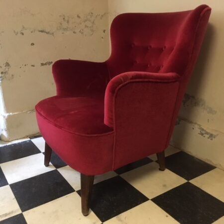 Voor Artifort ontwerp Theo Ruth een dames fauteuil in donkerrood jaren 1950