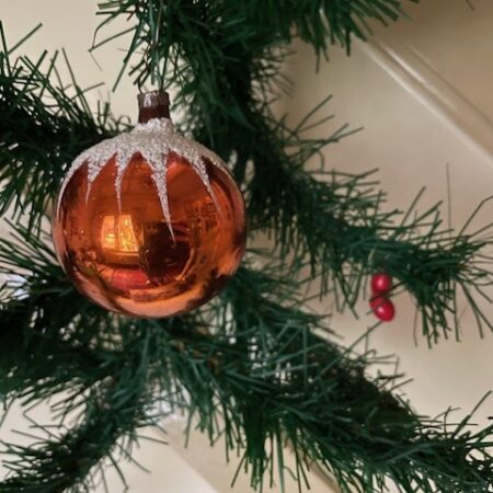Oude antieke kerstbal in zilver en oranje met ster eerste decennia 1900