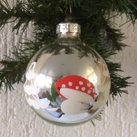 Retro kerstbal van glas in zilver met paddenstoel en kerstboom in rood, wit en groen jaren '60-'70