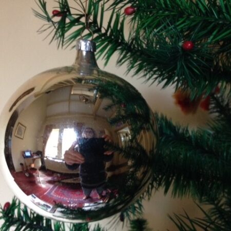 Oude antieke grote kerstbal van dun geblazen glas uit de 1e kwart vorige eeuw