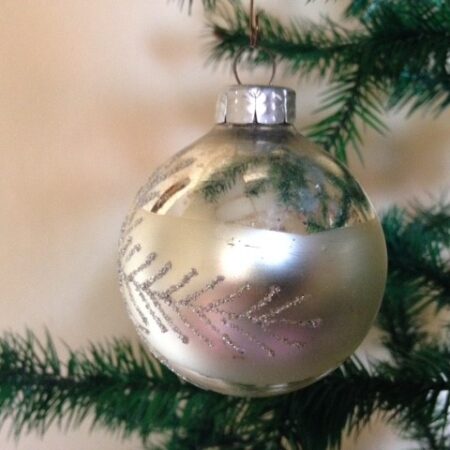 Oude kerstbal van glas in zilver met decoratie van tak 2e helft 1900