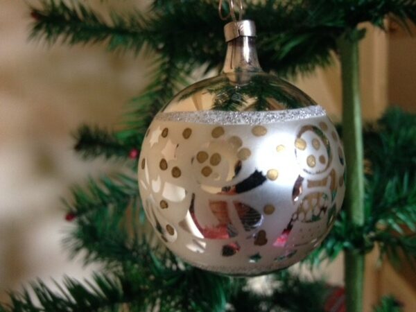 Oude kerstbal van dun geblazen glas in zilver met sprookjes figuren en gouden stipjes jaren 1970 - Afbeelding 4
