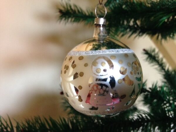 Oude kerstbal van dun geblazen glas in zilver met sprookjes figuren en gouden stipjes jaren 1970 - Afbeelding 3