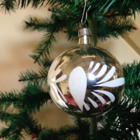 Oude antieke fifty's kerstbal van dun geblazen glas in zilver met witte florale decoratie