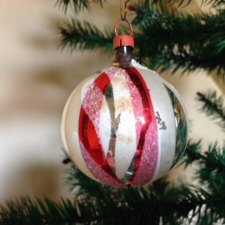 Oude antieke disco kerstbal van dun geblazen glas in zilver, rood en wit jaren 1960