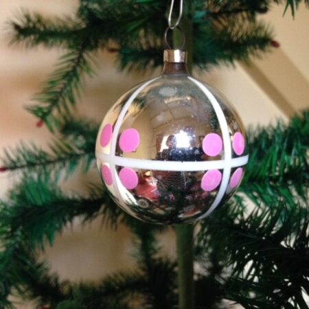 Oude retro kerstbal uit de fifty's van dun geblazen glas in zilver met witte ruit en roze stippen
