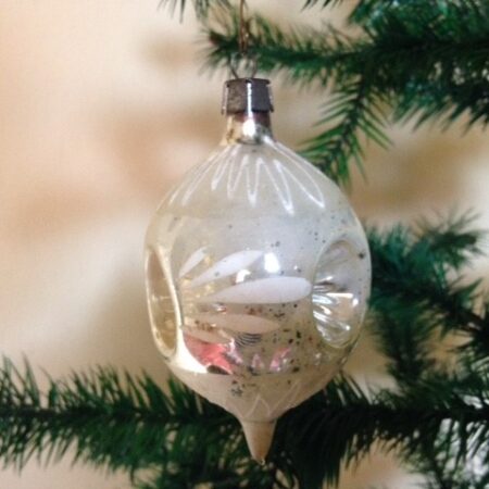 Antieke oude druppel kerstbal van zilver met 3 x een deuk, reflex of krater 1e helft vorige eeuw