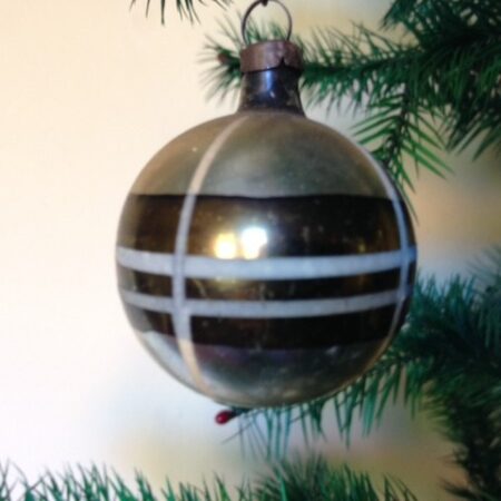Antieke oude heel kleine retro kerstbal met groen witte ruit jaren 1950