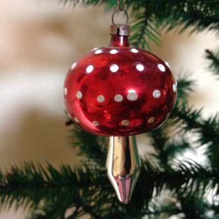 Oude retro paddenstoel van dun geblazen glas zilver, rood en wit jaren 1950