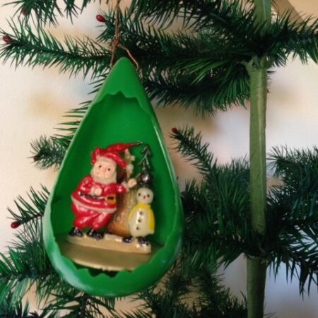 Retro plastic diorama kerstbal waarin een snoezige polystyrol voorstelling jaren 1950-1960