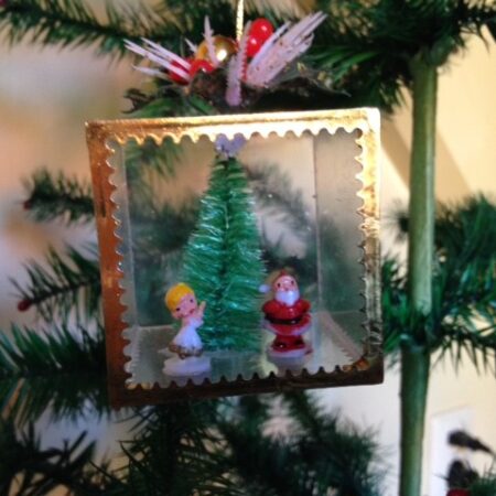 Snoezig stel een kerstman en engeltje bij de kerstboom van polystyrol