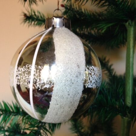 Oude hele grote kerstbal in zilver met witte banden en glasgruis