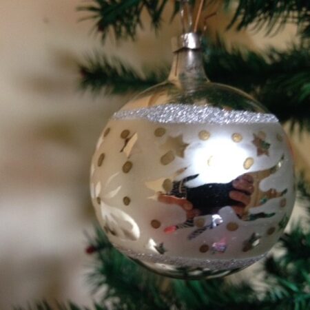 Oude kerstbal van dun geblazen glas in zilver met sprookjes figuren en gouden stipjes jaren 1970