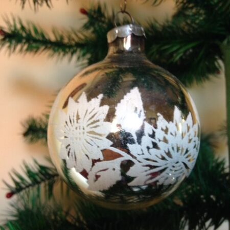 Oude kerstbal uit midden 1900 van geblazen glas in zilver met bloemdecoratie in wit floraal gedecoreerd