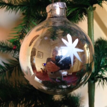 Oude, grote zilveren kerstbal van glas met mooie patine en witte sterren