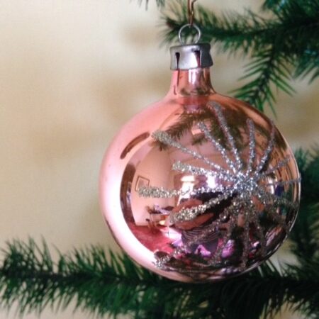 Oude kerstbal van dun geblazen glas in roze met zilveren sterren