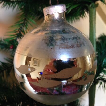 Oude flinke zilveren kerstbal van glas met wit gedecoreerd jaren 1970