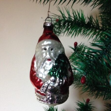 Antieke oude kerstbal van dun geblazen glas een kerstman in 't rood met groene kerstboom jaren 1950