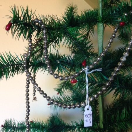 Oude antieke kerstboom ketting 94 cm. van dun geblazen glas in zilver begin 1900