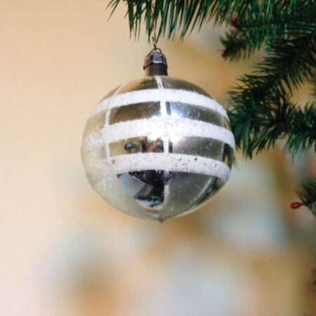Oude retro kerstbal van dun geblazen glas in zilver met witte ruit uit de jaren 1950