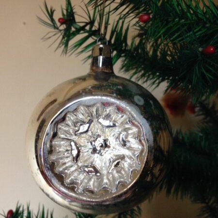Grote oude antieke Kerst deuk, krater of reflex bal in zilver jaren 1950