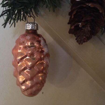 Oude antieke kerstbal een dennenappel van dun geblazen glas in zalmroze 1960