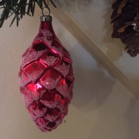 Oude antieke grote Kerst dennenappel van dun geblazen glas in rood midden 1900