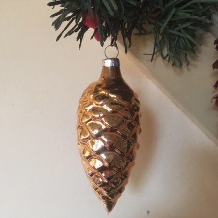 Oude antieke kerstbal dennenappel van dun glas in goud kleur 1e helft 1900