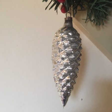 Antieke oude kerstbal dennenappel van dun geblazen glas in zilver 1e kwart 1900