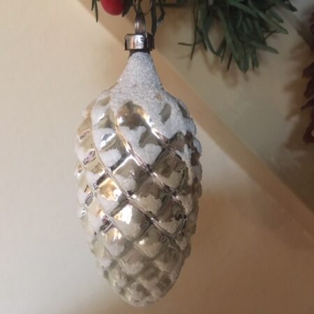Antieke oude dennenappel in zilver van heel dun glas begin 1900