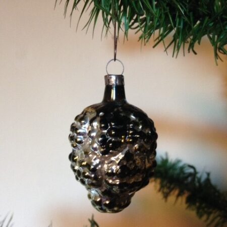 Antieke kerstbal een kleine vrucht een framboos van vliesdun glas rond 1900