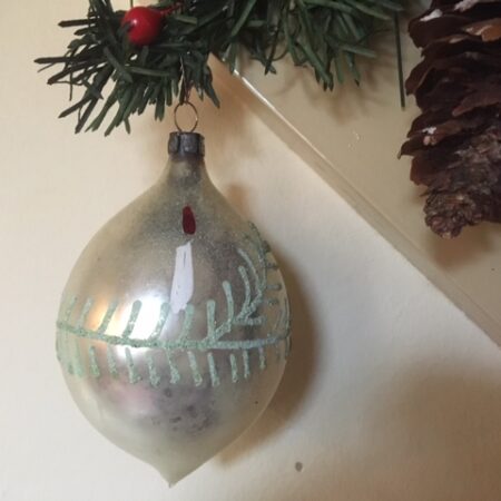 Antieke oude kerstbal van dun geblazen glas een druppel in gepatineerd zilver 1e kwart 1900