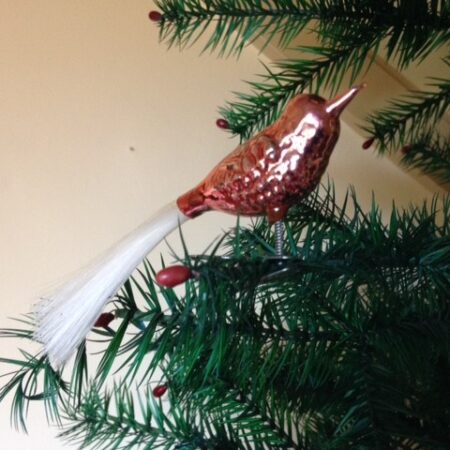 Oude antieke kleine kerst vogel in zacht roze midden 1900