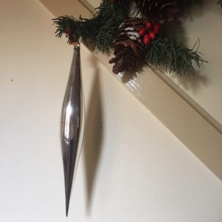 Bijzondere giga lange oude kerstbal pegel van dun glas in zilver 1e helft 1900 (or)