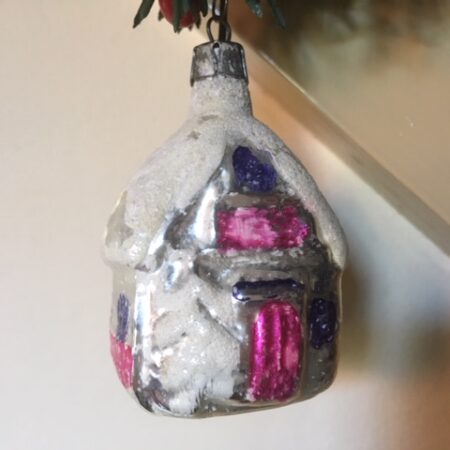 Oude retro kerstbal een huis van dun geblazen glas in zilver, roze en blauw midden 1900