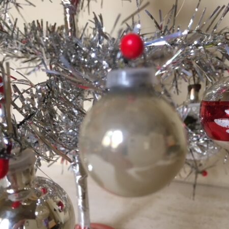 Antiek piepklein kerstballetje met plastic dopje van dun glas voor feathertree of tinselboompje