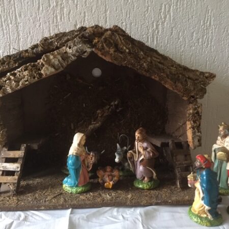 Antieke oude Kerststal met grote antieke papier mache  kerstgroep 1e kwart 1900