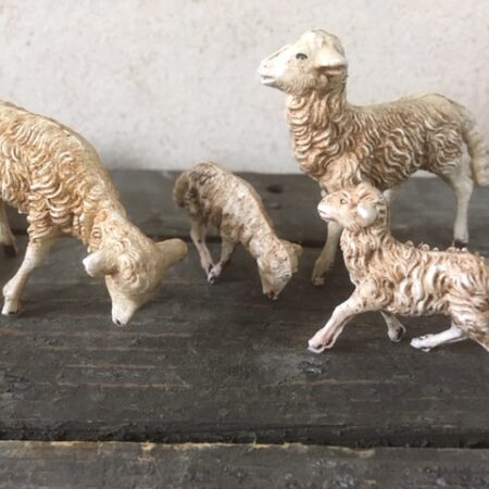 4 oude antieke schaapjes van early plastic uit de jaren 1950-1960